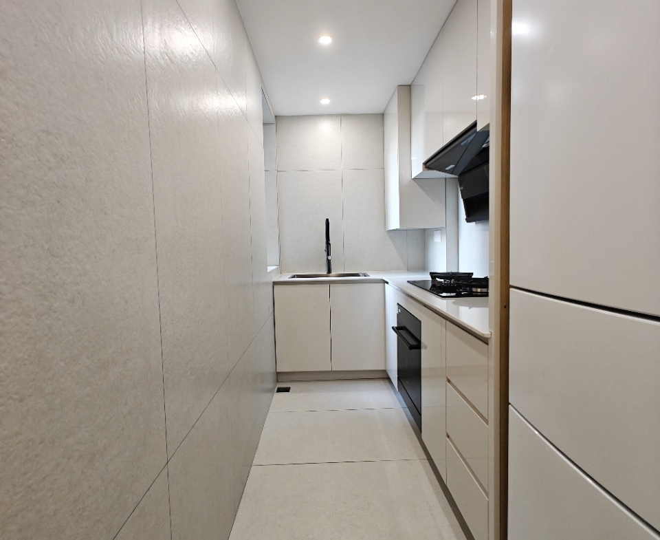 2-bed, 1-bath unit at Sihe Garden on Xinzha Road in Jing'an. 70 sqm, underfloor heating, separate living and dining rooms. Near Wuding Road Station. 14,500 RMB/month.