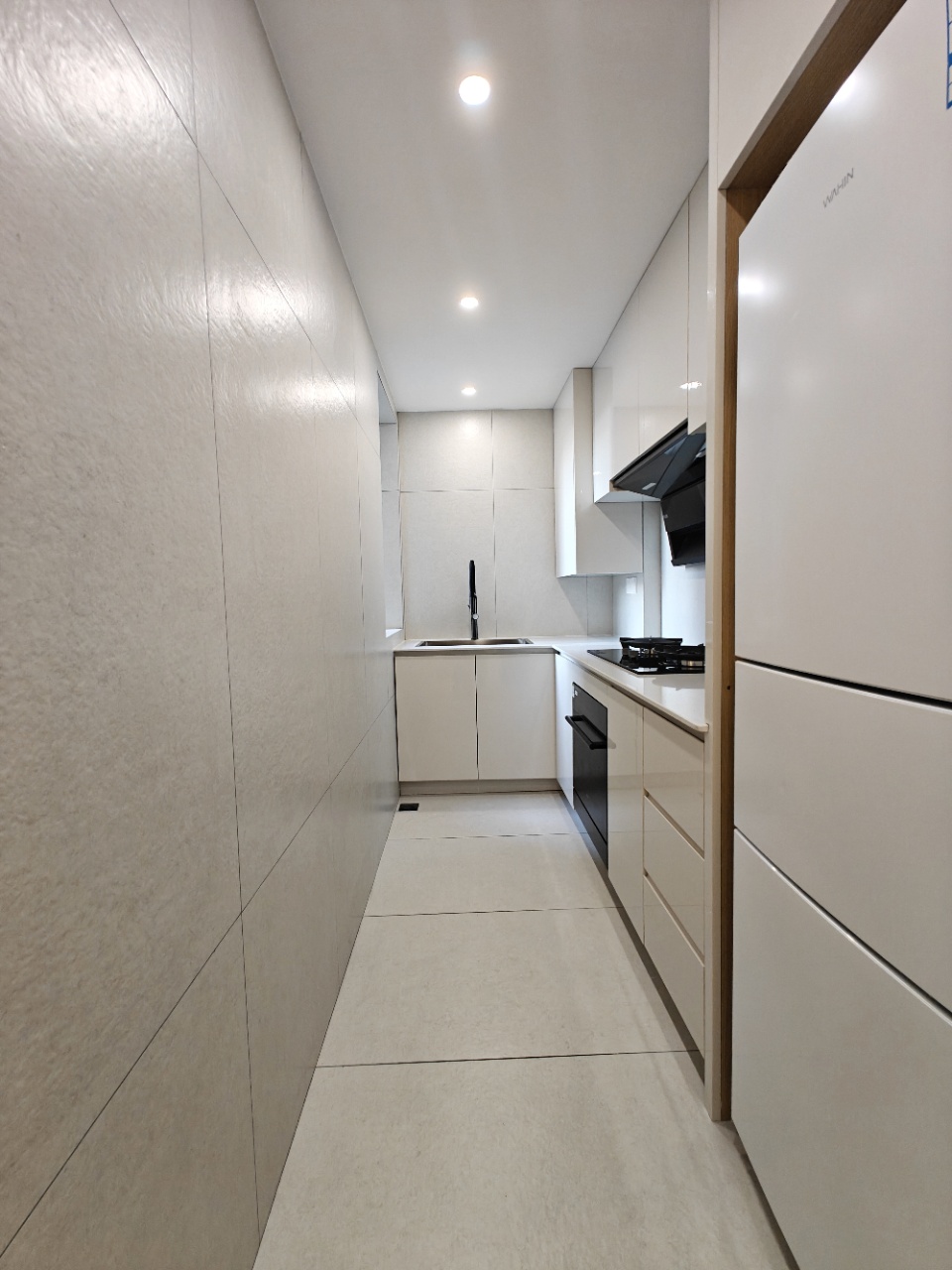 sihe-garden-jingan-xinzha-road-2-bed-1-bath-floor-heating-shanghai-rentals (5) 2-bed, 1-bath unit at Sihe Garden on Xinzha Road in Jing'an. 70 sqm, underfloor heating, separate living and dining rooms. Near Wuding Road Station. 14,500 RMB/month.