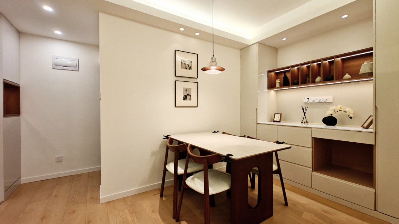 sihe-garden-jingan-xinzha-road-2-bed-1-bath-floor-heating-shanghai-rentals (6) 2-bed, 1-bath unit at Sihe Garden on Xinzha Road in Jing'an. 70 sqm, underfloor heating, separate living and dining rooms. Near Wuding Road Station. 14,500 RMB/month.