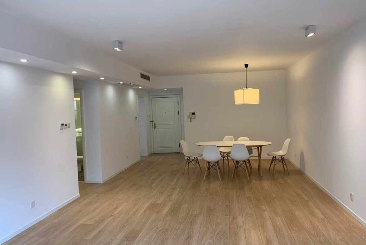 3-bed, 2-bath unit at The Summit in the Former French Concession. 145 sqm, central AC, underfloor heating, balcony. 29,800 RMB/month.