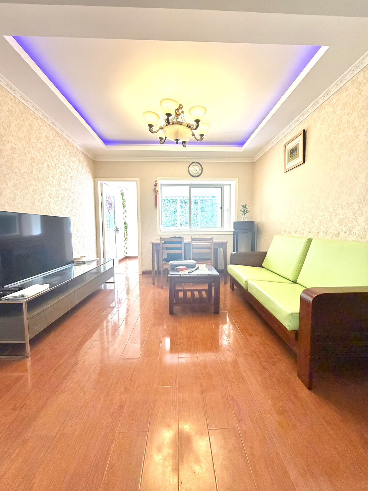 wukang-road-apartment-2-bed-1-bath-shanghai-rentals (1) 90 sqm unit at Lane 6, Wukang Road. 1 bath, low floor with green views, flexible 2 or 3-bedroom layout. Near Changshu Road and Gao'an Road stations. 16,000 RMB/month.