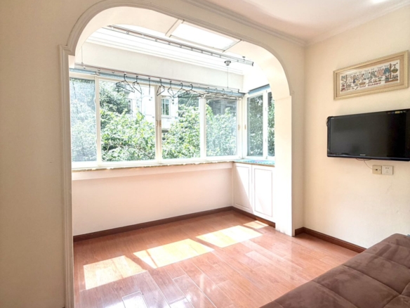 90 sqm unit at Lane 6, Wukang Road. 1 bath, low floor with green views, flexible 2 or 3-bedroom layout. Near Changshu Road and Gao'an Road stations. 16,000 RMB/month.