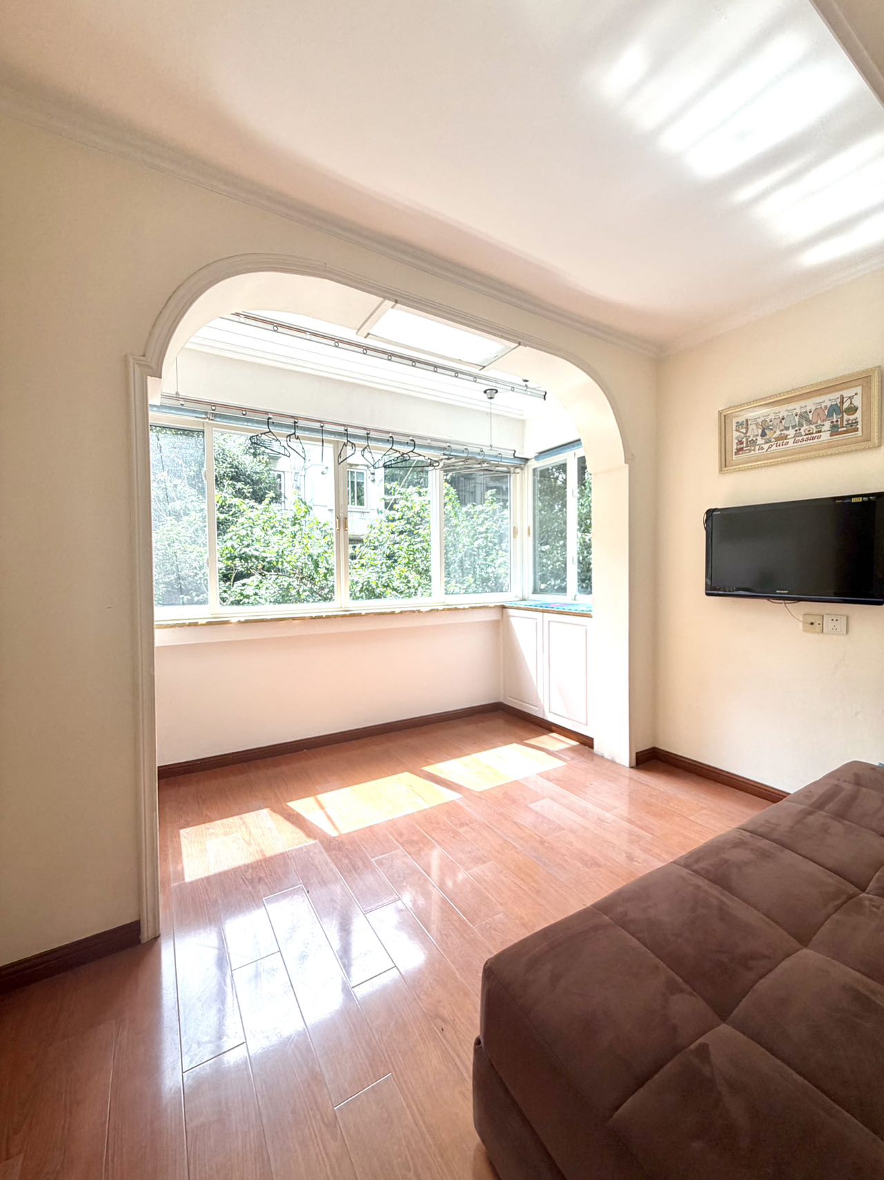 wukang-road-apartment-2-bed-1-bath-shanghai-rentals (2) 90 sqm unit at Lane 6, Wukang Road. 1 bath, low floor with green views, flexible 2 or 3-bedroom layout. Near Changshu Road and Gao'an Road stations. 16,000 RMB/month.