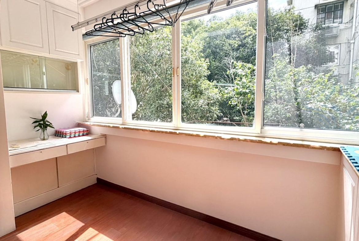 90 sqm unit at Lane 6, Wukang Road. 1 bath, low floor with green views, flexible 2 or 3-bedroom layout. Near Changshu Road and Gao'an Road stations. 16,000 RMB/month.