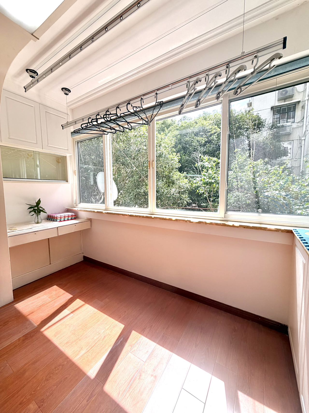 wukang-road-apartment-2-bed-1-bath-shanghai-rentals (3) 90 sqm unit at Lane 6, Wukang Road. 1 bath, low floor with green views, flexible 2 or 3-bedroom layout. Near Changshu Road and Gao'an Road stations. 16,000 RMB/month.