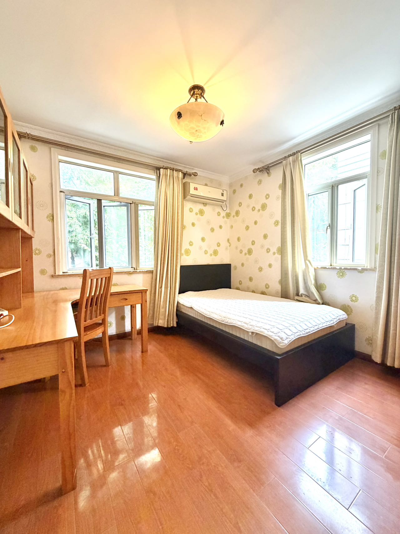 wukang-road-apartment-2-bed-1-bath-shanghai-rentals (4) 90 sqm unit at Lane 6, Wukang Road. 1 bath, low floor with green views, flexible 2 or 3-bedroom layout. Near Changshu Road and Gao'an Road stations. 16,000 RMB/month.