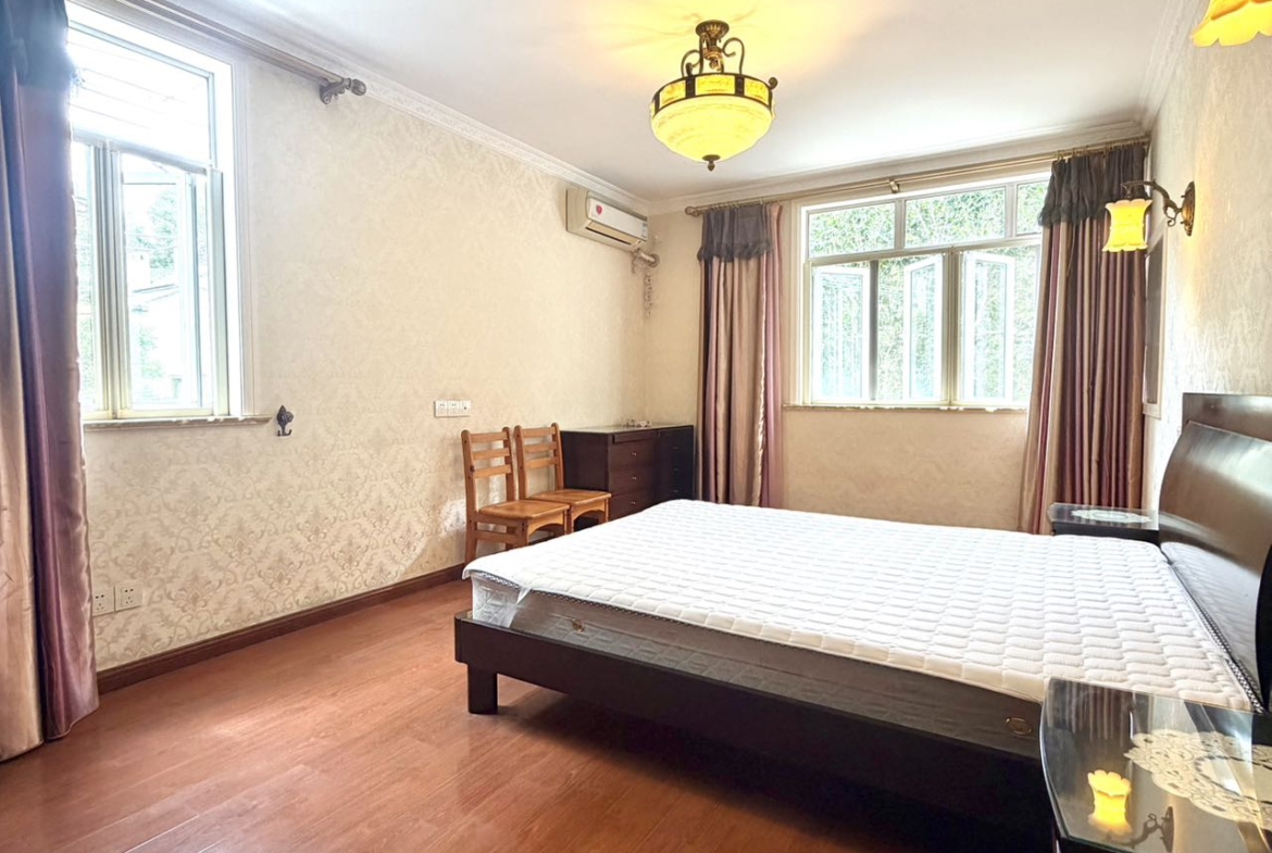 90 sqm unit at Lane 6, Wukang Road. 1 bath, low floor with green views, flexible 2 or 3-bedroom layout. Near Changshu Road and Gao'an Road stations. 16,000 RMB/month.
