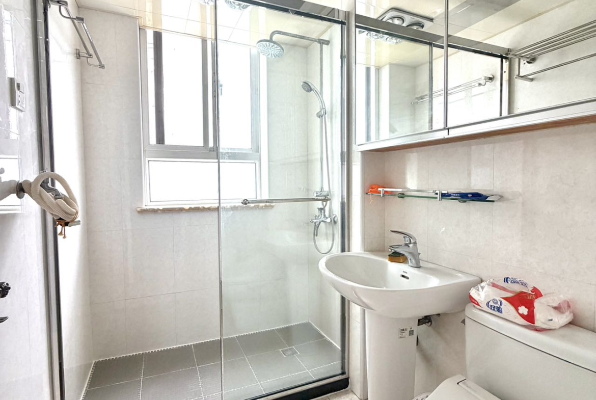 90 sqm unit at Lane 6, Wukang Road. 1 bath, low floor with green views, flexible 2 or 3-bedroom layout. Near Changshu Road and Gao'an Road stations. 16,000 RMB/month.