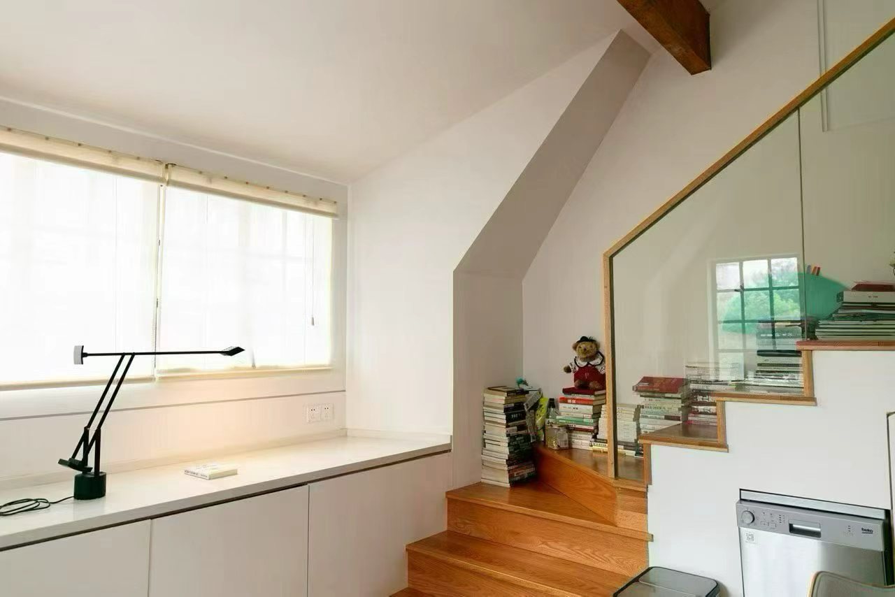 Duplex lane house at Lane 400, Wukang Road. 2 beds, 2 living rooms, 1 bath, 100 sqm, tatami room, unfurnished. Prime FFC location. 25,000 RMB/month.