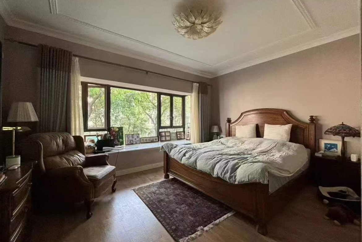 3-bed, 4-bath unit at Xingguo Mingyuan. Only 10 units in this exclusive compound. Underfloor heating, central AC, parking, shared terrace. 55,000 RMB/month.