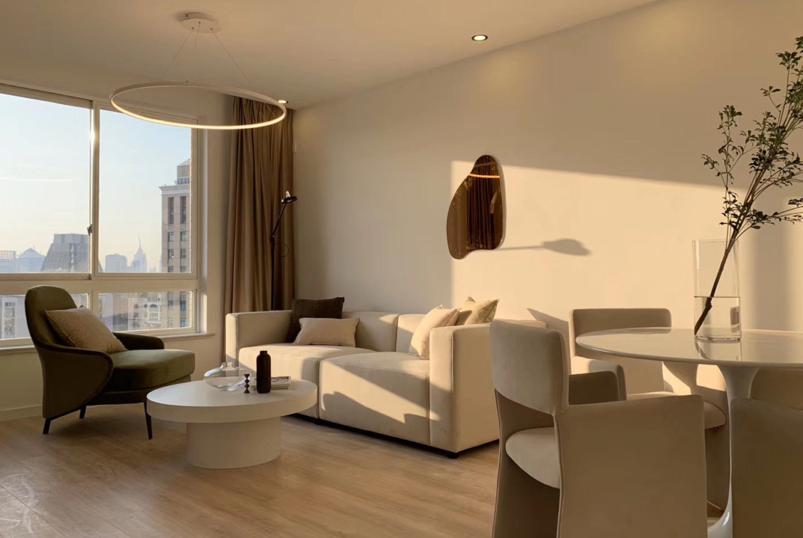 1-bed, 2-living unit at Yunhe Garden in Jing'an. 30th floor, curved floor-to-ceiling windows, underfloor heating, central AC. Near Jing'an Temple and Lines 2, 7, 14.