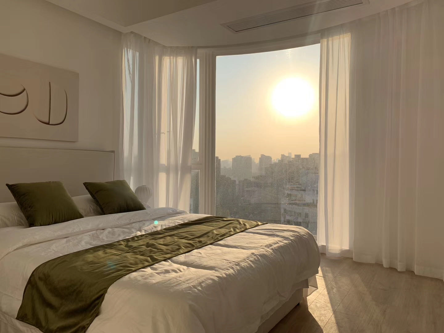 yunhe-garden-jingan-1-bed-1-bath-shanghai-rentals (3) 1-bed, 2-living unit at Yunhe Garden in Jing'an. 30th floor, curved floor-to-ceiling windows, underfloor heating, central AC. Near Jing'an Temple and Lines 2, 7, 14.