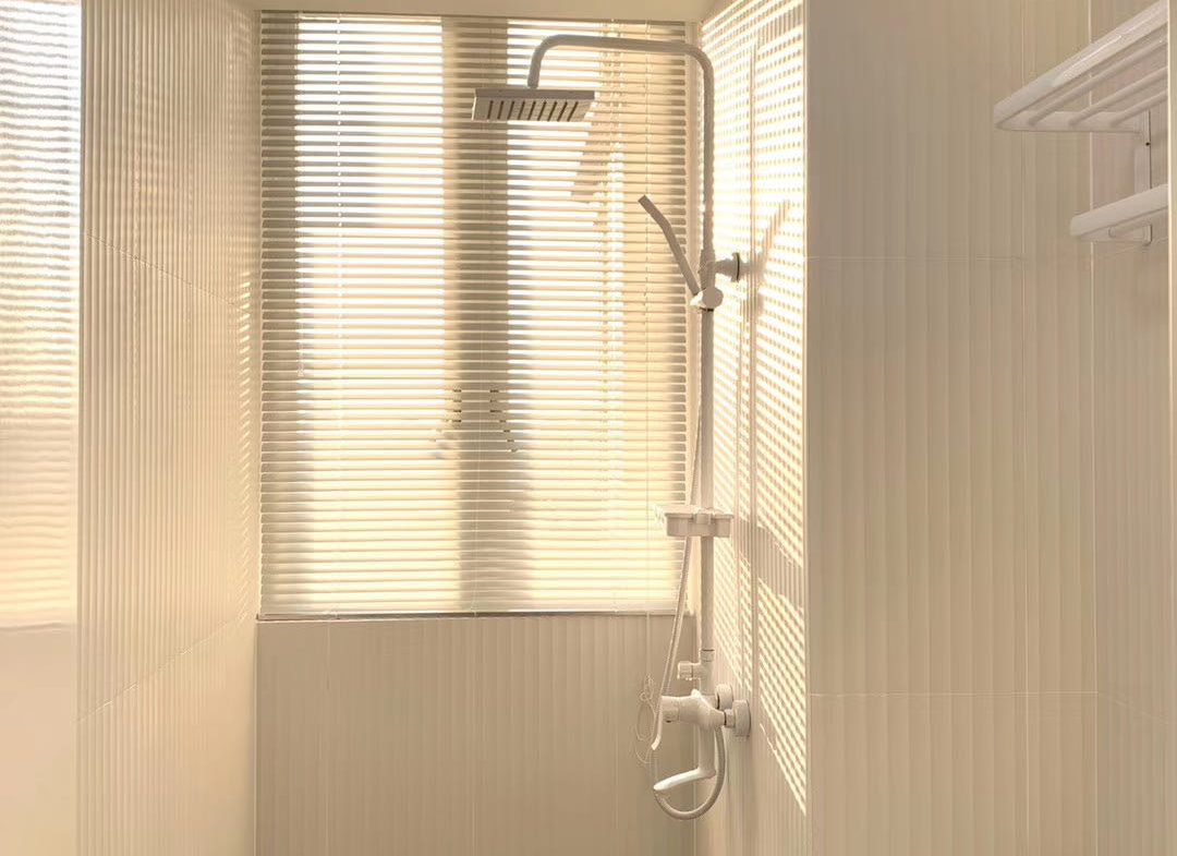 1-bed, 2-living unit at Yunhe Garden in Jing'an. 30th floor, curved floor-to-ceiling windows, underfloor heating, central AC. Near Jing'an Temple and Lines 2, 7, 14.