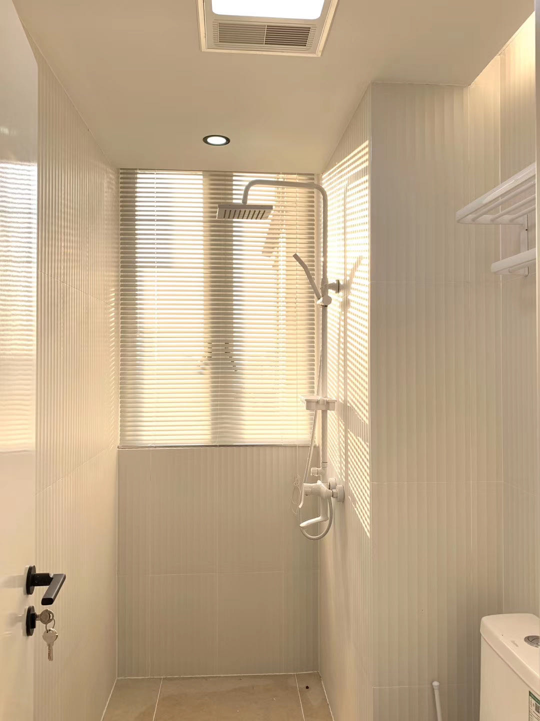 yunhe-garden-jingan-1-bed-1-bath-shanghai-rentals (4) 1-bed, 2-living unit at Yunhe Garden in Jing'an. 30th floor, curved floor-to-ceiling windows, underfloor heating, central AC. Near Jing'an Temple and Lines 2, 7, 14.