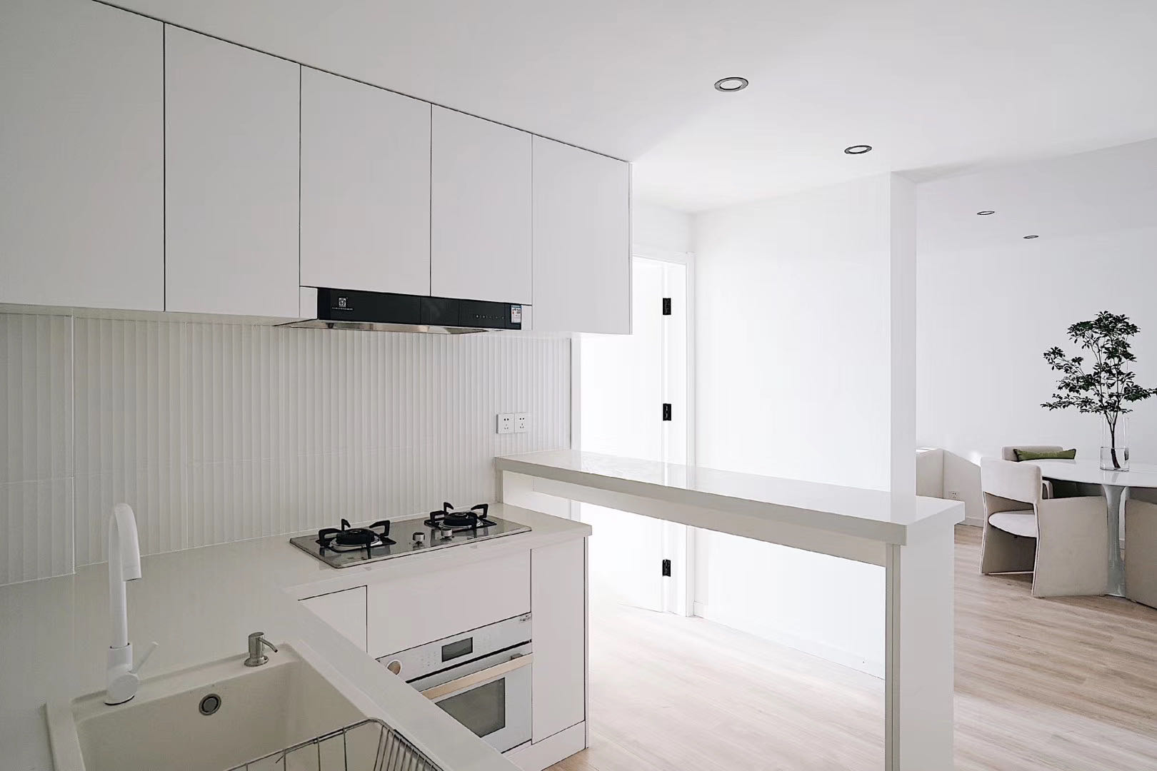 yunhe-garden-jingan-1-bed-1-bath-shanghai-rentals (5) 1-bed, 2-living unit at Yunhe Garden in Jing'an. 30th floor, curved floor-to-ceiling windows, underfloor heating, central AC. Near Jing'an Temple and Lines 2, 7, 14.