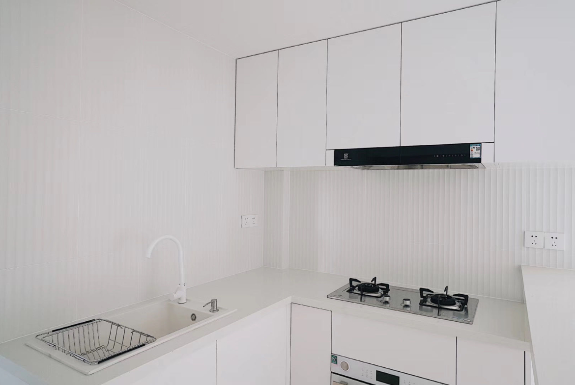 1-bed, 2-living unit at Yunhe Garden in Jing'an. 30th floor, curved floor-to-ceiling windows, underfloor heating, central AC. Near Jing'an Temple and Lines 2, 7, 14.