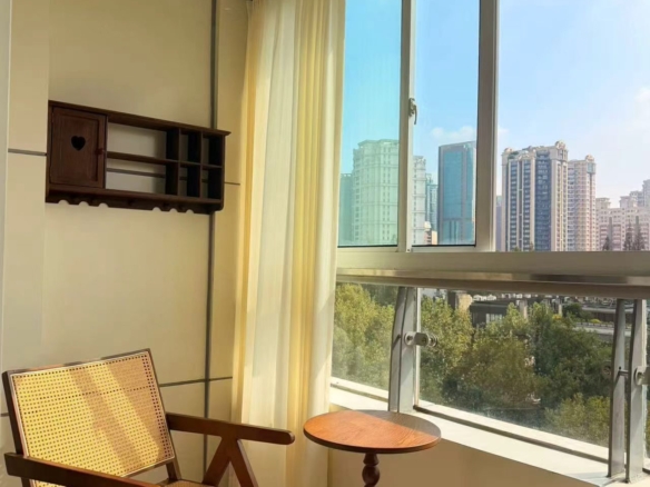 3-bed, 2-bath unit at Changyuan on Yuyuan Road. 160 sqm, square layout, unobstructed views, central AC, clubhouse with pool and gym. 2 min walk to Jiangsu Road Station. 25,000 RMB/month.