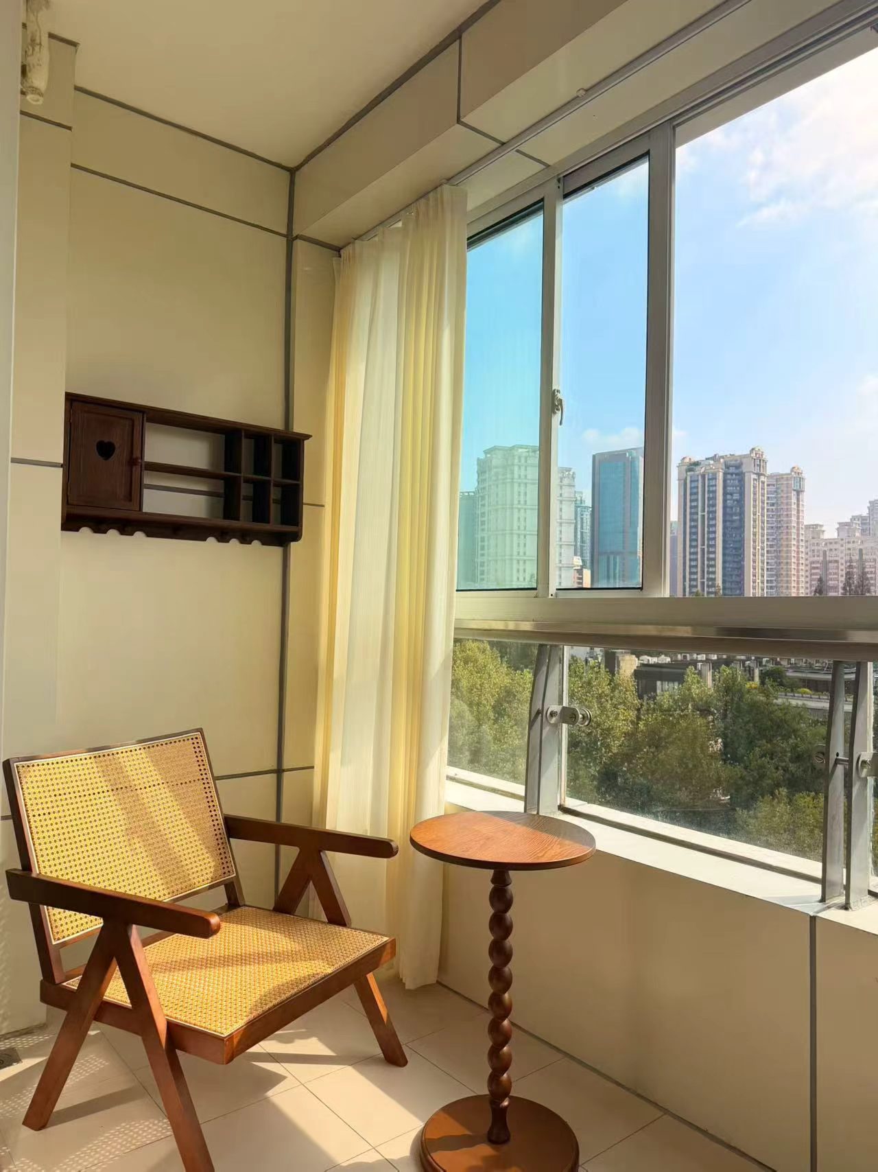 Weixin Image_2026-10-30_205343_181 3-bed, 2-bath unit at Changyuan on Yuyuan Road. 160 sqm, square layout, unobstructed views, central AC, clubhouse with pool and gym. 2 min walk to Jiangsu Road Station. 25,000 RMB/month.