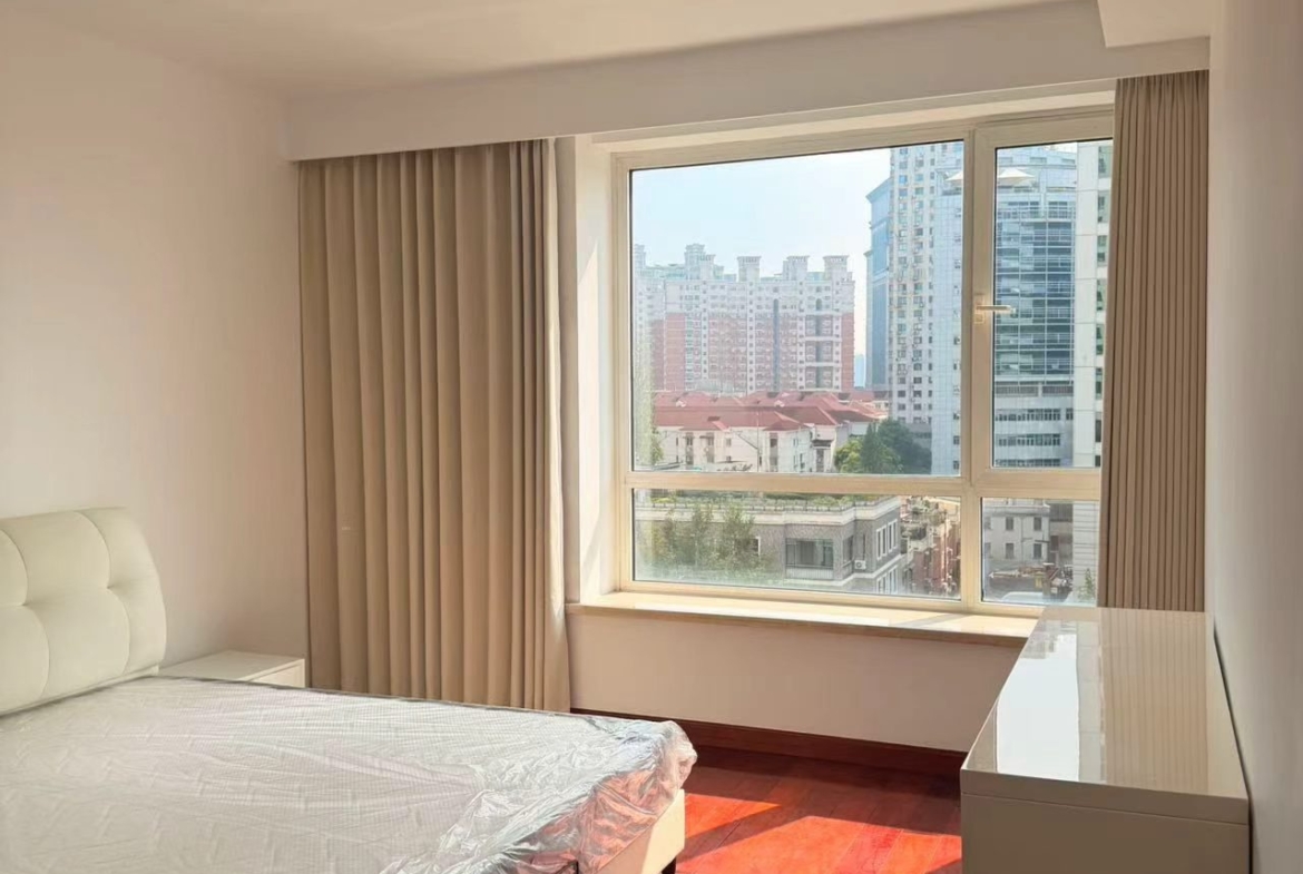 3-bed, 2-bath unit at Changyuan on Yuyuan Road. 160 sqm, square layout, unobstructed views, central AC, clubhouse with pool and gym. 2 min walk to Jiangsu Road Station. 25,000 RMB/month.