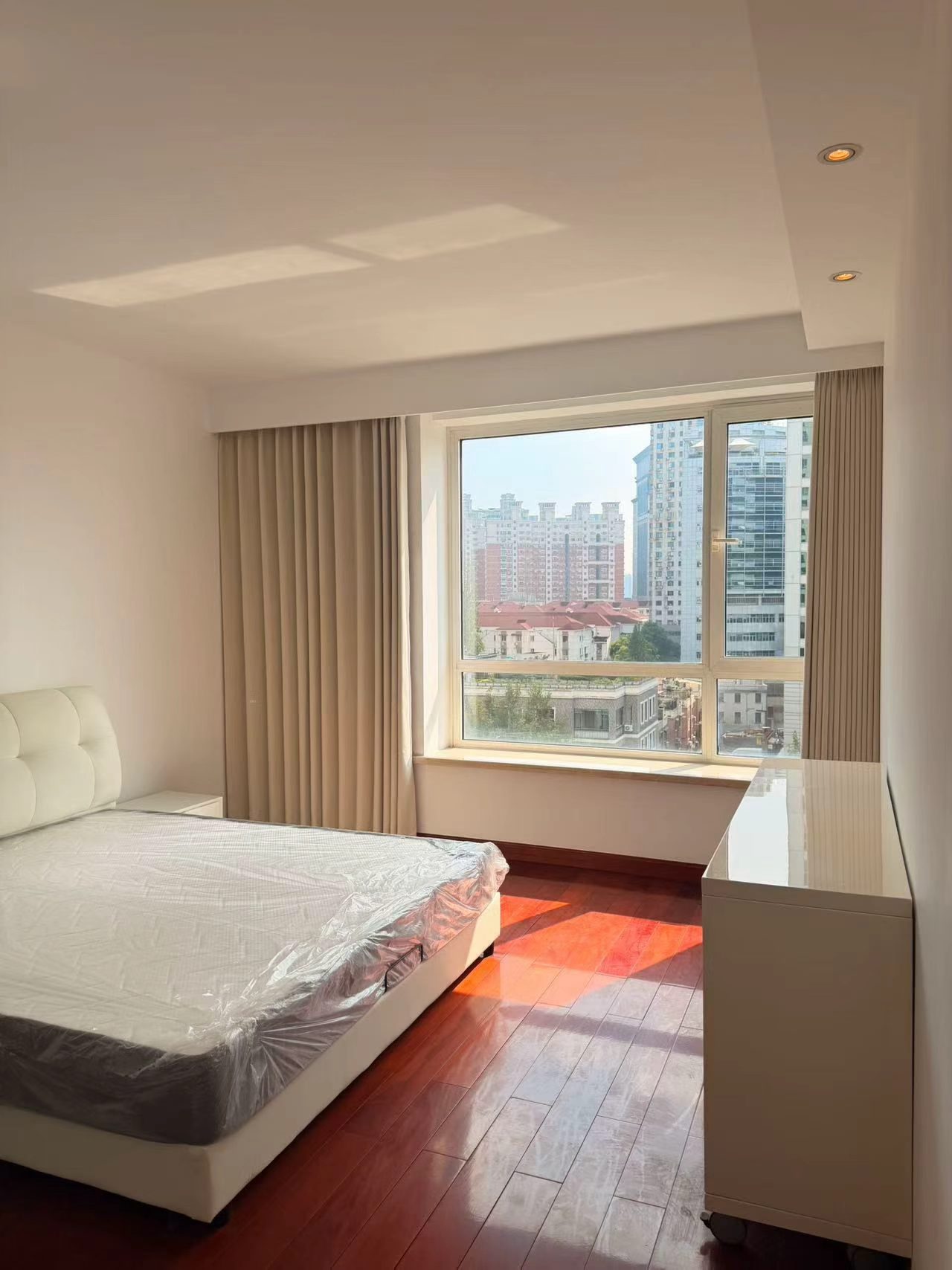 Weixin Image_2026-10-30_205359_881 3-bed, 2-bath unit at Changyuan on Yuyuan Road. 160 sqm, square layout, unobstructed views, central AC, clubhouse with pool and gym. 2 min walk to Jiangsu Road Station. 25,000 RMB/month.