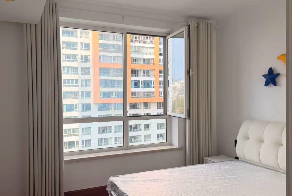 3-bed, 2-bath unit at Changyuan on Yuyuan Road. 160 sqm, square layout, unobstructed views, central AC, clubhouse with pool and gym. 2 min walk to Jiangsu Road Station. 25,000 RMB/month.