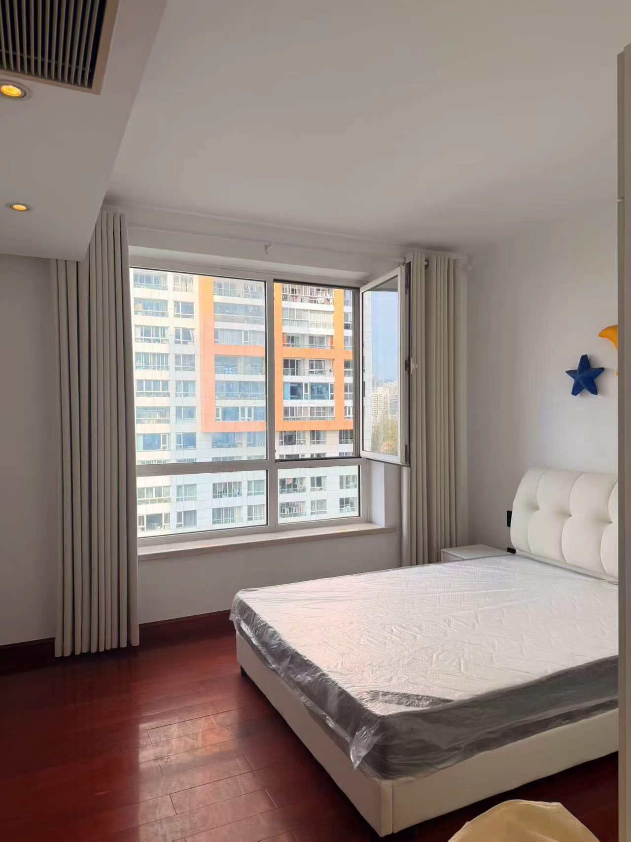 Weixin Image_2026-10-30_205402_167 3-bed, 2-bath unit at Changyuan on Yuyuan Road. 160 sqm, square layout, unobstructed views, central AC, clubhouse with pool and gym. 2 min walk to Jiangsu Road Station. 25,000 RMB/month.