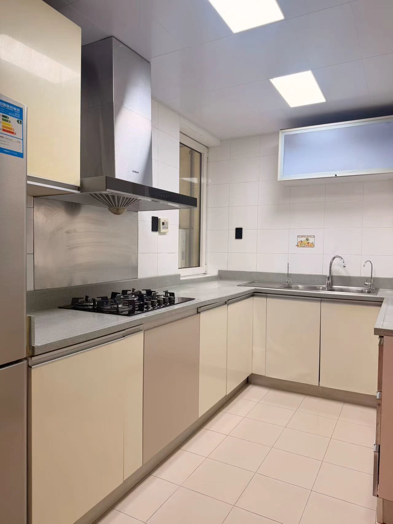 Weixin Image_2026-10-30_205404_612 3-bed, 2-bath unit at Changyuan on Yuyuan Road. 160 sqm, square layout, unobstructed views, central AC, clubhouse with pool and gym. 2 min walk to Jiangsu Road Station. 25,000 RMB/month.