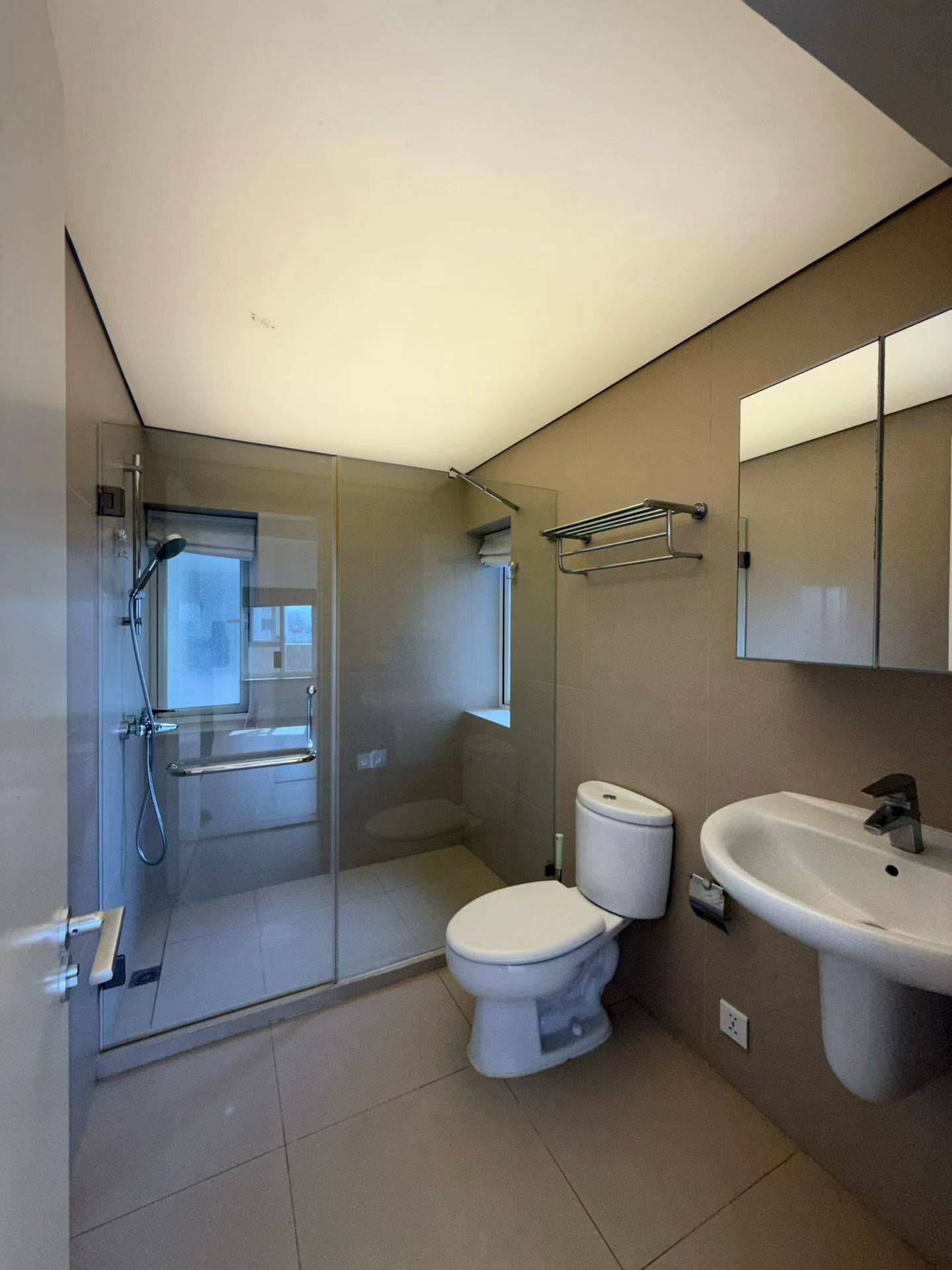 ambassy-court-ffc-2-bed-2-bath-floor-heating-clubhouse-shanghai-rentals (4) 2-bed, 2-bath unit at Ambassy Court on Huaihai Road. 122.88 sqm, south-facing balcony, underfloor heating, fully furnished, Ambassy Club access. 23,000 RMB/month. Also for sale.