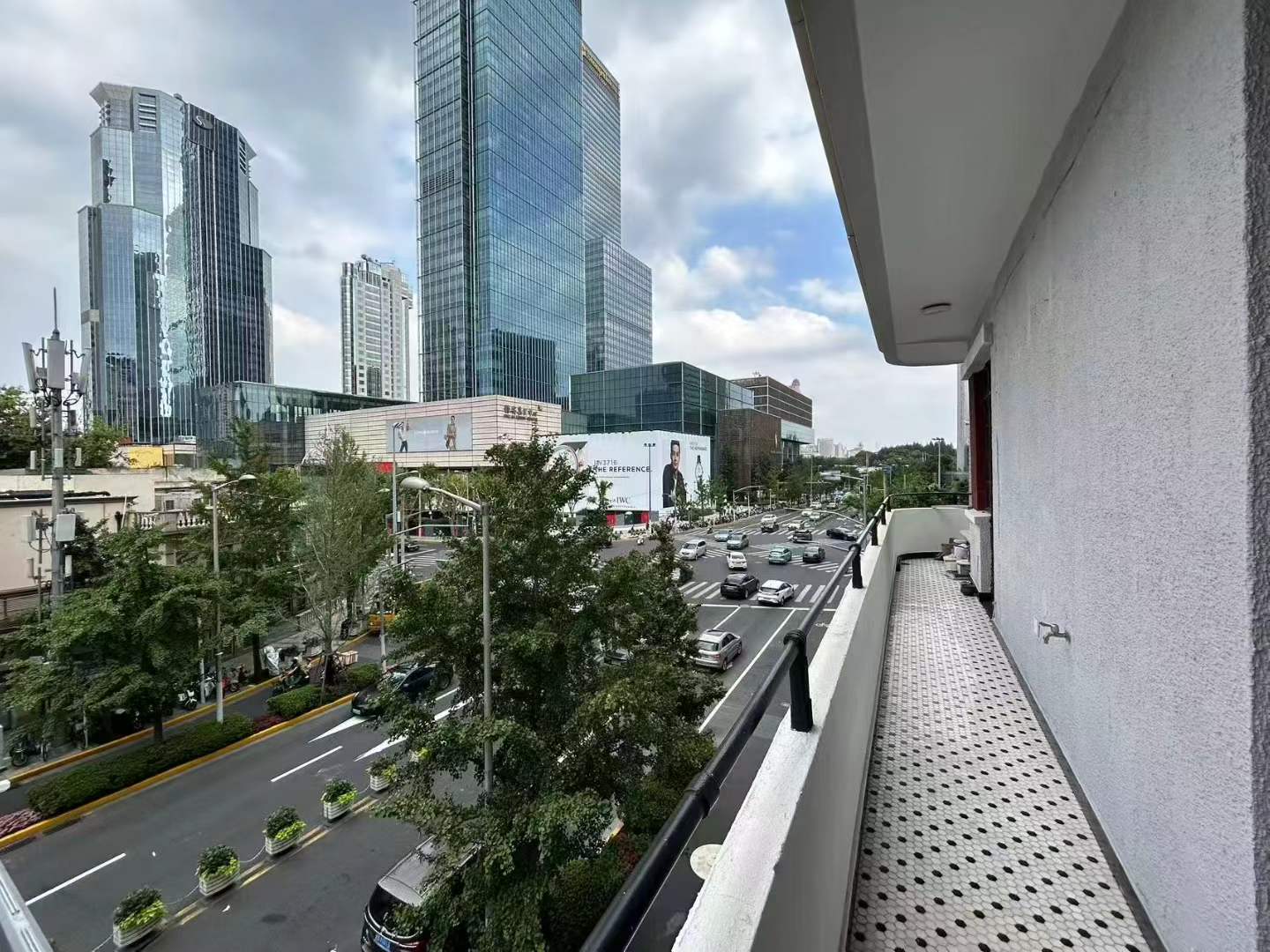 changde-apartment-west-nanjing-road-jingan-3-bed-2-bath-floor-heating-shanghai-rentals (5) 3-bed, 2-bath unit at Changde Apartments, a 1936 Art Deco heritage building in Jing'an. 167 sqm, balconies, owner renovation, steps from Jing'an Temple. 45,000 RMB/month.
