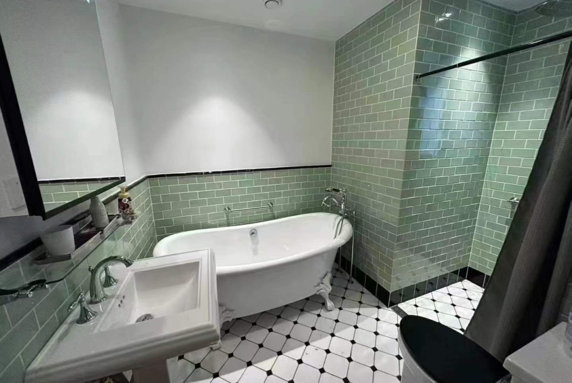 3-bed, 2-bath unit at Changde Apartments, a 1936 Art Deco heritage building in Jing'an. 167 sqm, balconies, owner renovation, steps from Jing'an Temple. 45,000 RMB/month.