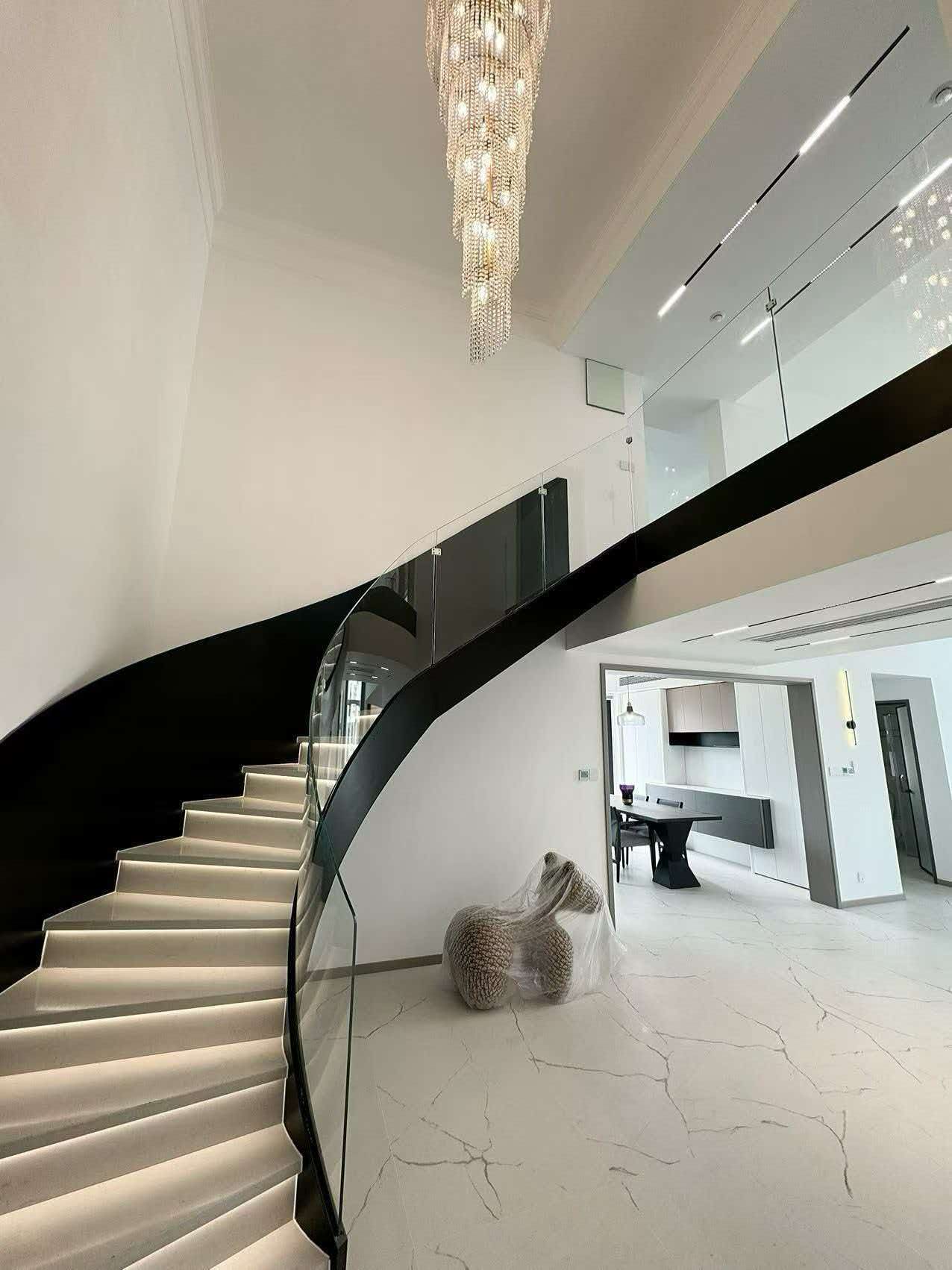 Rare 318 sqm top-floor duplex at Garland Service Apartment (新华嘉利阳光豪庭) in Changning. 4+1 beds, double-height living room, terrace, central AC, floor heating, fresh air. 65,000 RMB/month.