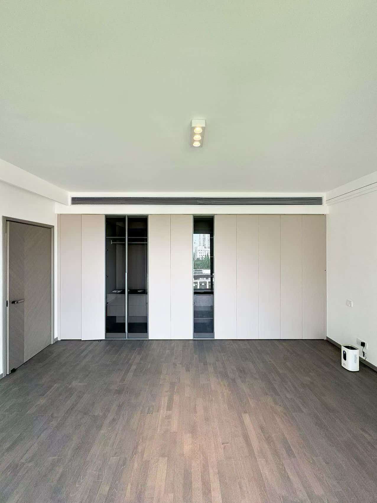 Rare 318 sqm top-floor duplex at Garland Service Apartment (新华嘉利阳光豪庭) in Changning. 4+1 beds, double-height living room, terrace, central AC, floor heating, fresh air. 65,000 RMB/month.
