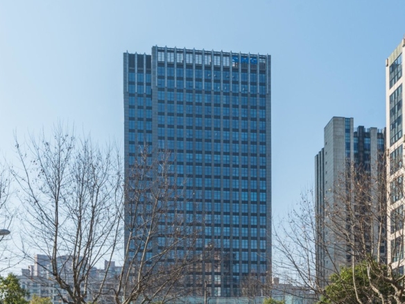 757.65 sqm office at Wenguang Tower, 1386 Hongqiao Road. 5th floor, dual-aspect windows, self-install AC option, Yili Road Station 5 min walk. 4.6 RMB/sqm/day.
