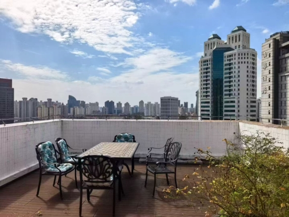 2-bed + study unit at Haisi Tower on Huashan Road. 180 sqm plus 100 sqm terrace, full south-facing, underfloor heating, oven, dishwasher, dryer, bathtub. 28,800 RMB/month.