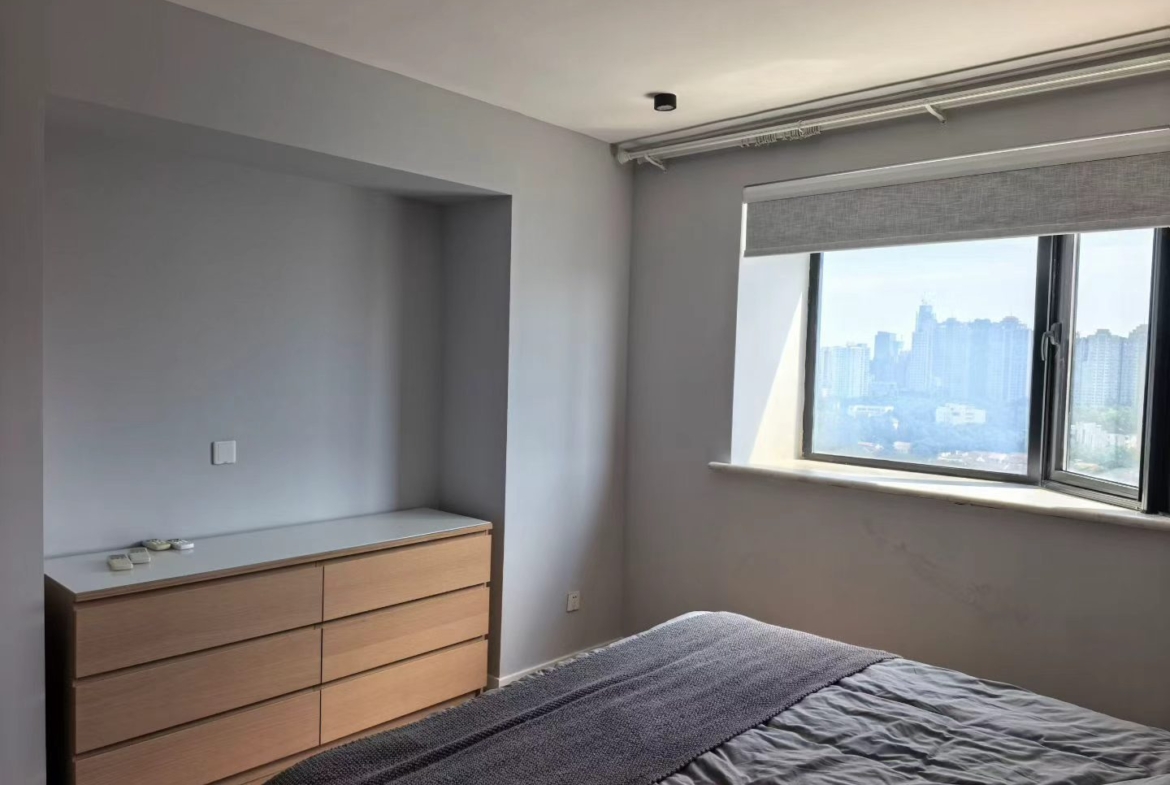 2-bed + study unit at Haisi Tower on Huashan Road. 180 sqm plus 100 sqm terrace, full south-facing, underfloor heating, oven, dishwasher, dryer, bathtub. 28,800 RMB/month.