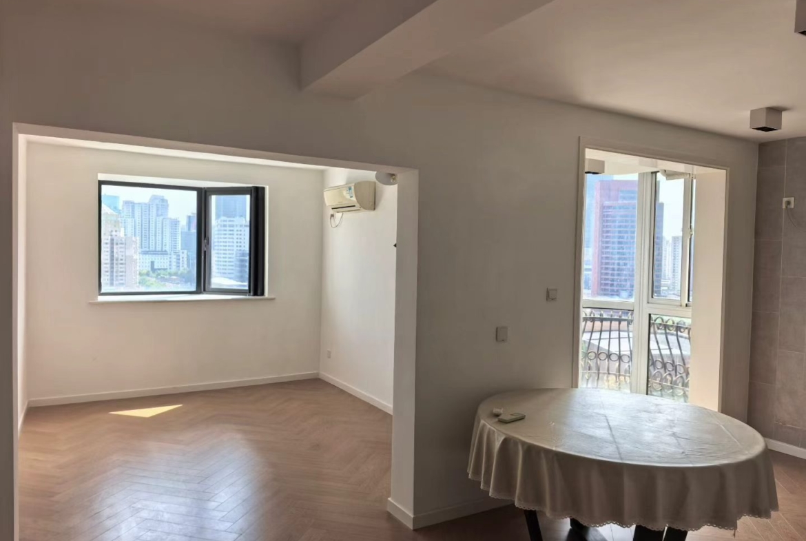 2-bed + study unit at Haisi Tower on Huashan Road. 180 sqm plus 100 sqm terrace, full south-facing, underfloor heating, oven, dishwasher, dryer, bathtub. 28,800 RMB/month.