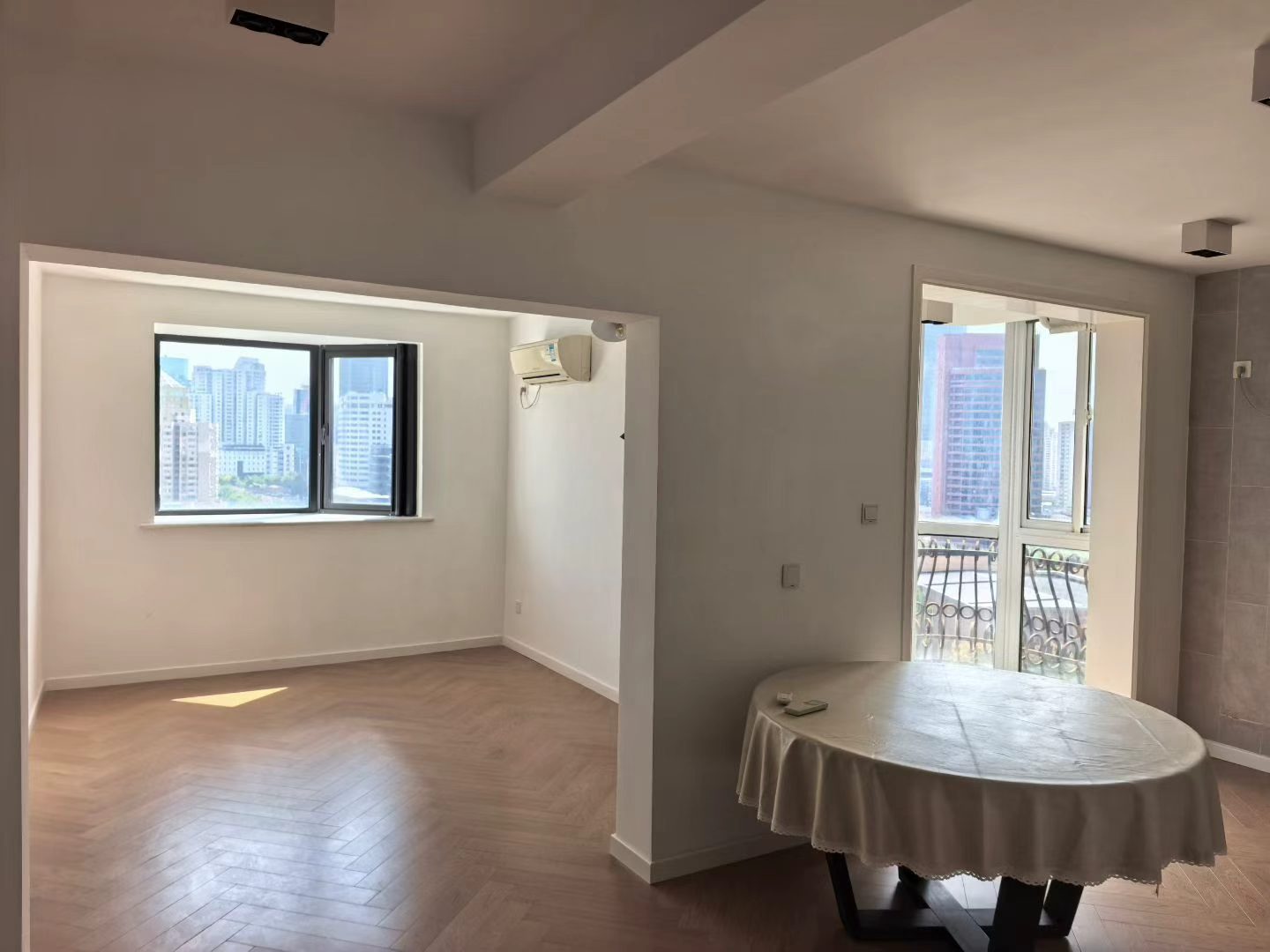 haisi-tower-huashan-road-3-bed-2-bath-terrace-heating-shanghai-rentals (5) 2-bed + study unit at Haisi Tower on Huashan Road. 180 sqm plus 100 sqm terrace, full south-facing, underfloor heating, oven, dishwasher, dryer, bathtub. 28,800 RMB/month.