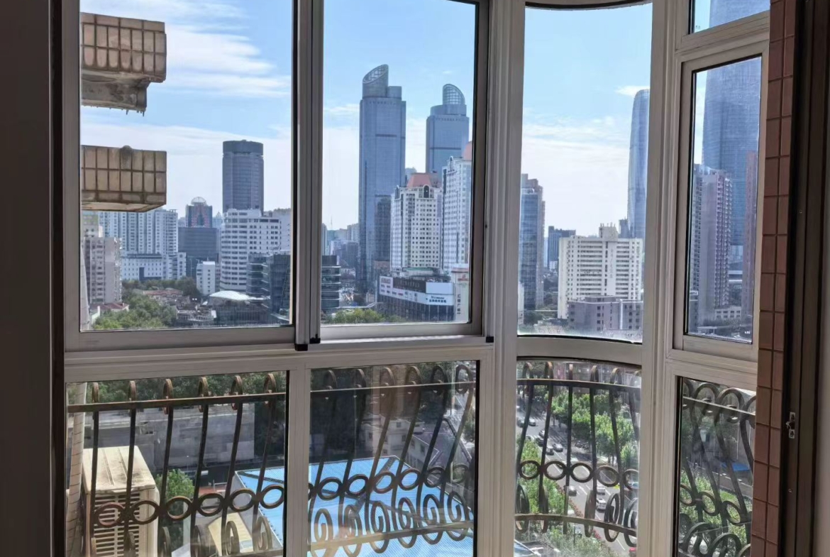 2-bed + study unit at Haisi Tower on Huashan Road. 180 sqm plus 100 sqm terrace, full south-facing, underfloor heating, oven, dishwasher, dryer, bathtub. 28,800 RMB/month.