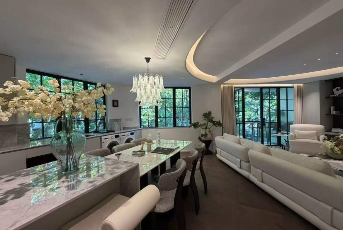 3-bed, 2-bath unit at Overseas Chinese Apartment on Hengshan Road. 148 sqm, underfloor heating. Central FFC location. 35,000 RMB/month.