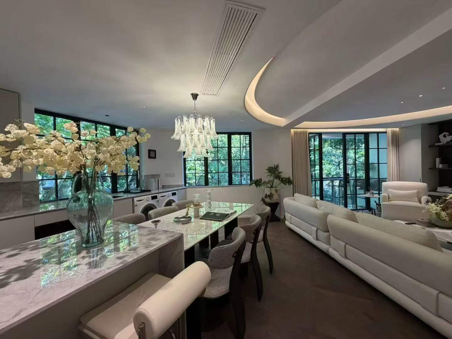 3-bed, 2-bath unit at Overseas Chinese Apartment on Hengshan Road. 148 sqm, underfloor heating. Central FFC location. 35,000 RMB/month.