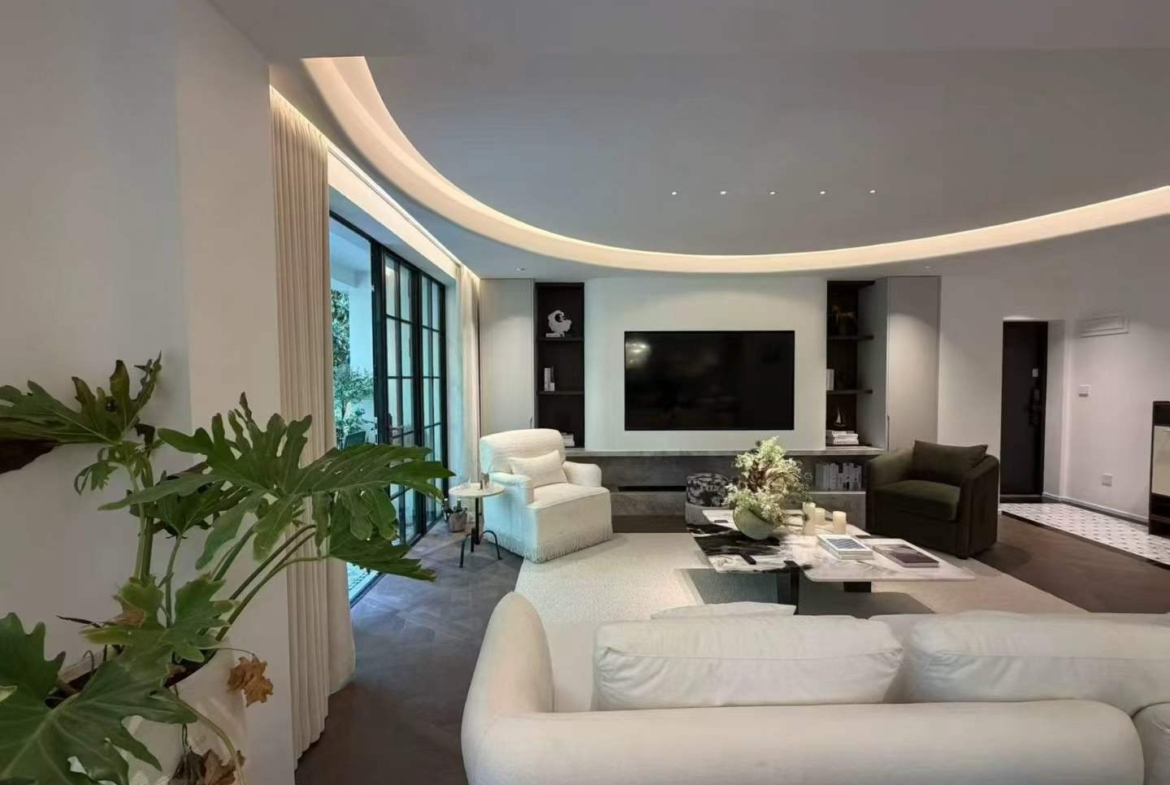 3-bed, 2-bath unit at Overseas Chinese Apartment on Hengshan Road. 148 sqm, underfloor heating. Central FFC location. 35,000 RMB/month.