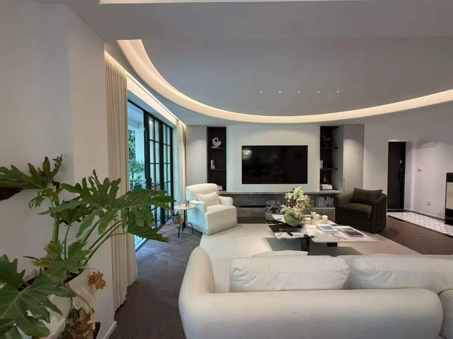 3-bed, 2-bath unit at Overseas Chinese Apartment on Hengshan Road. 148 sqm, underfloor heating. Central FFC location. 35,000 RMB/month.