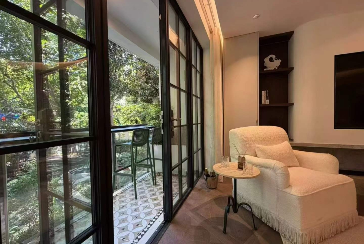 3-bed, 2-bath unit at Overseas Chinese Apartment on Hengshan Road. 148 sqm, underfloor heating. Central FFC location. 35,000 RMB/month.
