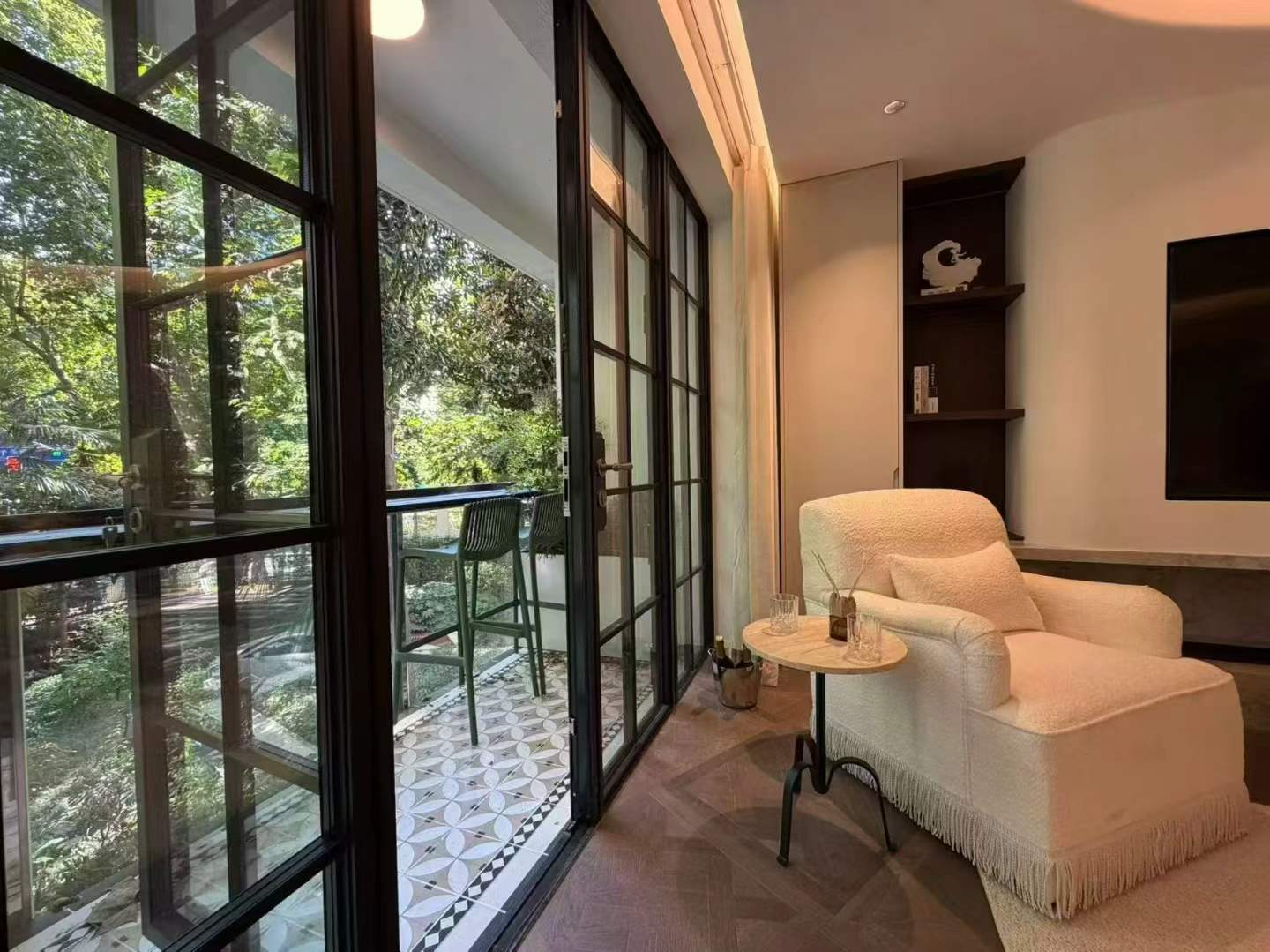 3-bed, 2-bath unit at Overseas Chinese Apartment on Hengshan Road. 148 sqm, underfloor heating. Central FFC location. 35,000 RMB/month.