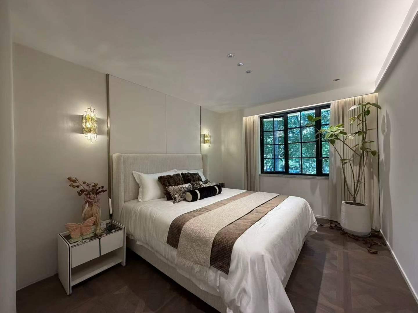 3-bed, 2-bath unit at Overseas Chinese Apartment on Hengshan Road. 148 sqm, underfloor heating. Central FFC location. 35,000 RMB/month.