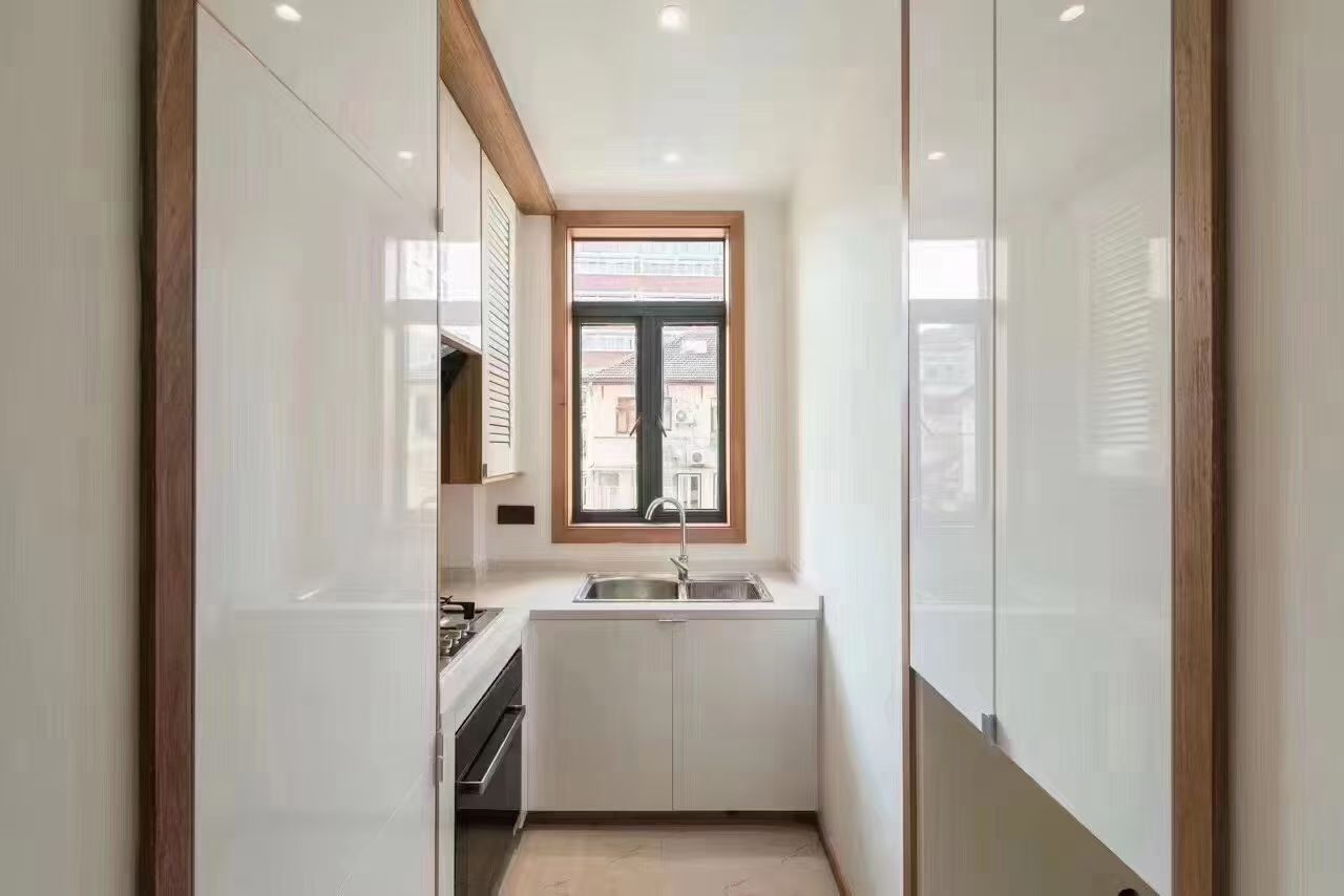 huaihai-road-heritage-apartment-2-bed-2-bath-heating-ffc-shanghai-rentals (2) 2-bed, 2-bath unit on Huaihai Middle Road near Changshu Road. 120 sqm, 10 sqm balcony, underfloor heating, central AC. Steps from Lines 1, 7, and 10. 13,500 RMB/month.