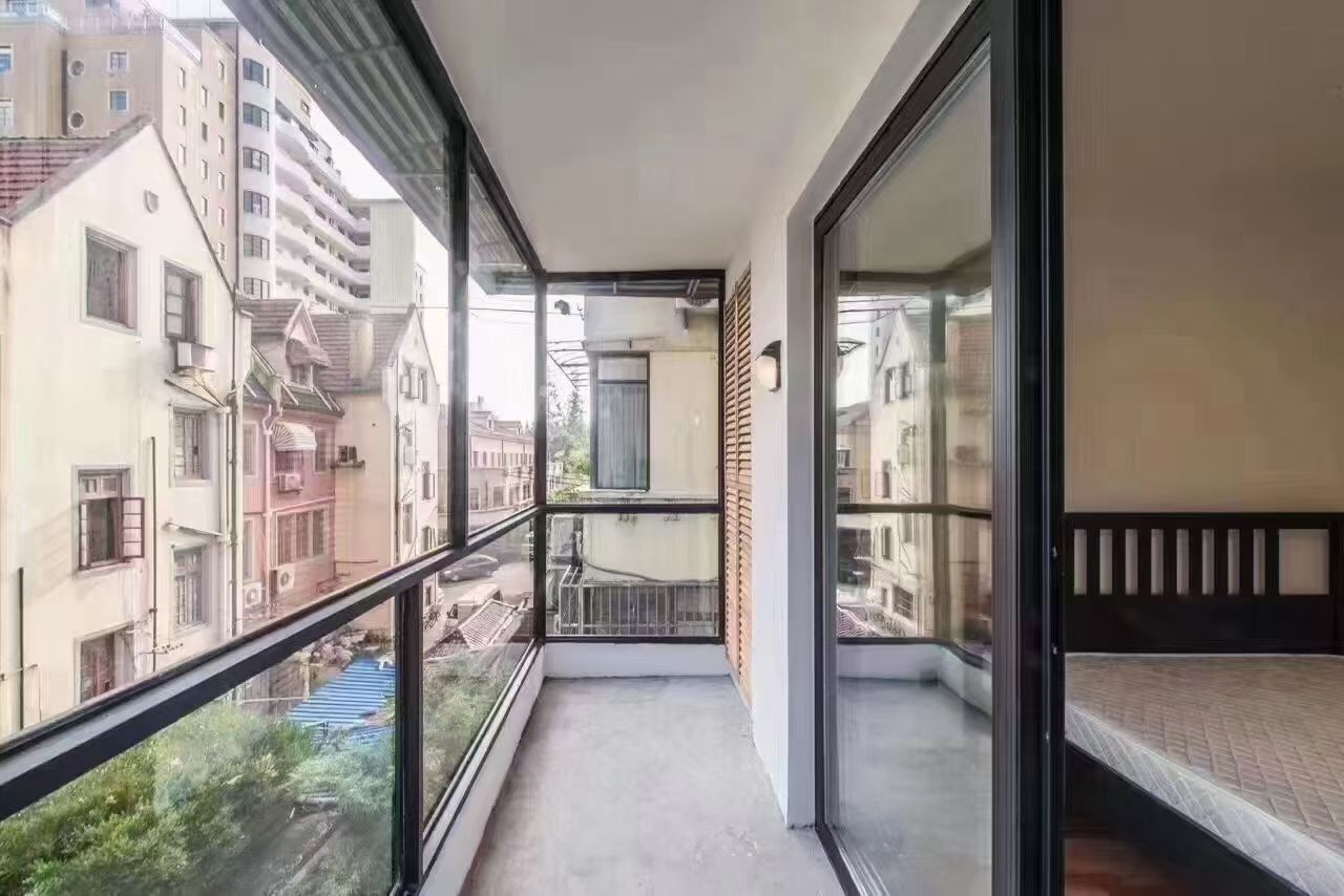huaihai-road-heritage-apartment-2-bed-2-bath-heating-ffc-shanghai-rentals (7) 2-bed, 2-bath unit on Huaihai Middle Road near Changshu Road. 120 sqm, 10 sqm balcony, underfloor heating, central AC. Steps from Lines 1, 7, and 10. 13,500 RMB/month.