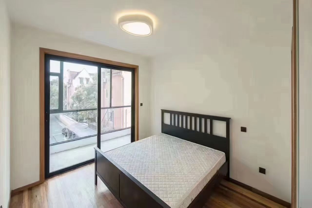 huaihai-road-heritage-apartment-2-bed-2-bath-heating-ffc-shanghai-rentals (8) 2-bed, 2-bath unit on Huaihai Middle Road near Changshu Road. 120 sqm, 10 sqm balcony, underfloor heating, central AC. Steps from Lines 1, 7, and 10. 13,500 RMB/month.