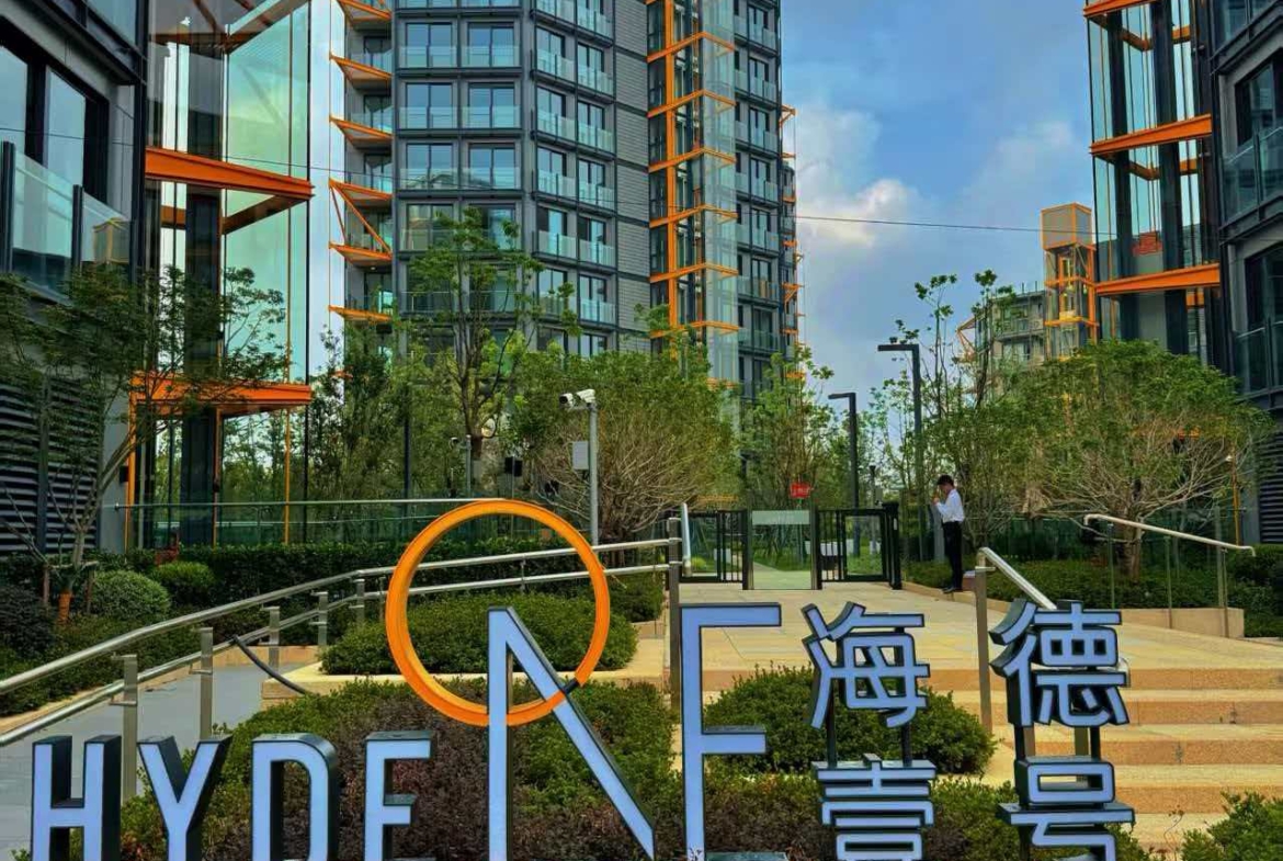 Rare 568 sqm duplex penthouse at Hyde One in Qiantan. 5 beds, 3 baths, 270° Huangpu River views, Richard Rogers design, underfloor heating. 220,000 RMB/month.