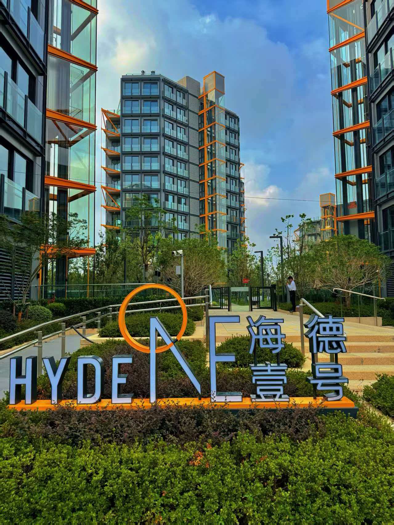 Rare 568 sqm duplex penthouse at Hyde One in Qiantan. 5 beds, 3 baths, 270° Huangpu River views, Richard Rogers design, underfloor heating. 220,000 RMB/month.